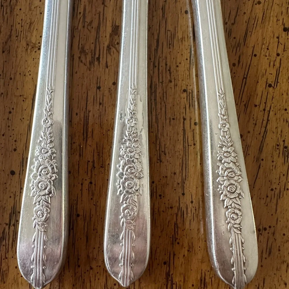 Vintage Nobility, silver plate 1939 Royal Rose Knives set of 6. Preowned